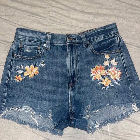 Floral embroidered shorts - Picture 1 of 6